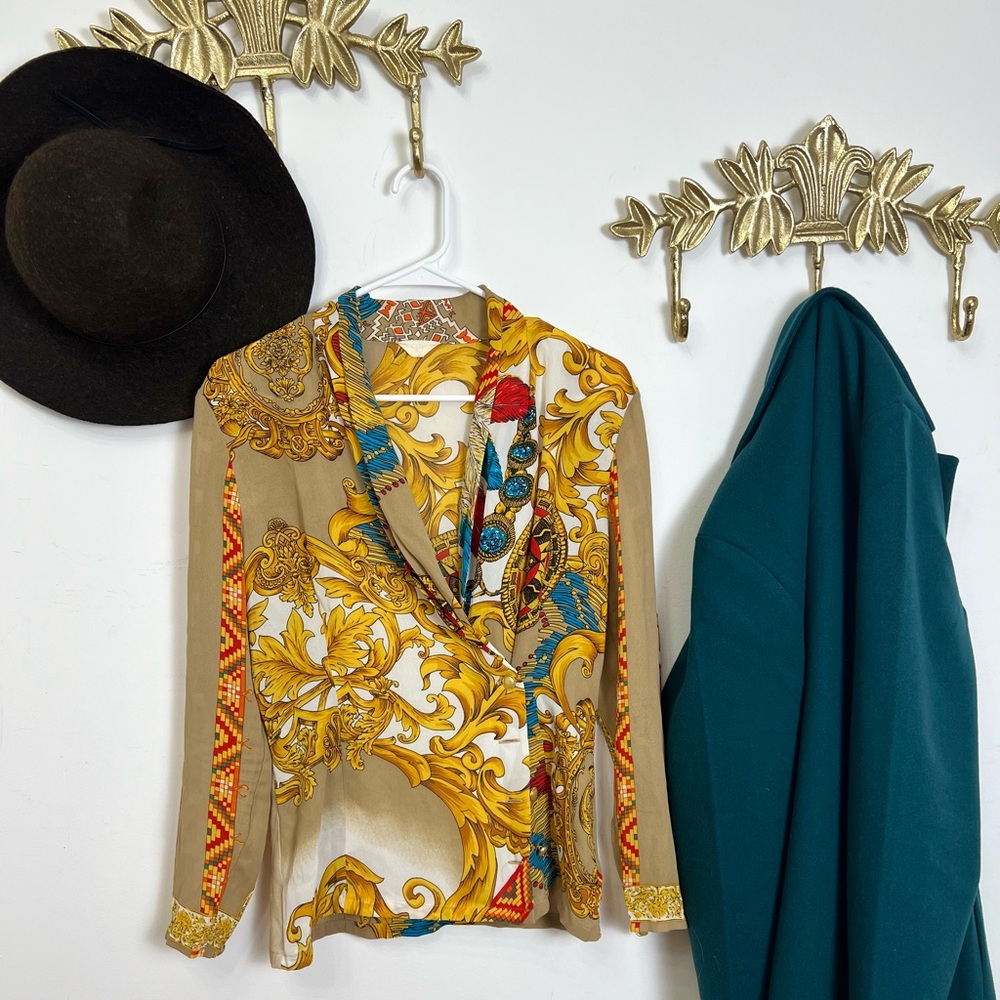 Beautiful Barocco print blouse with pearl buttons M ptp 19”